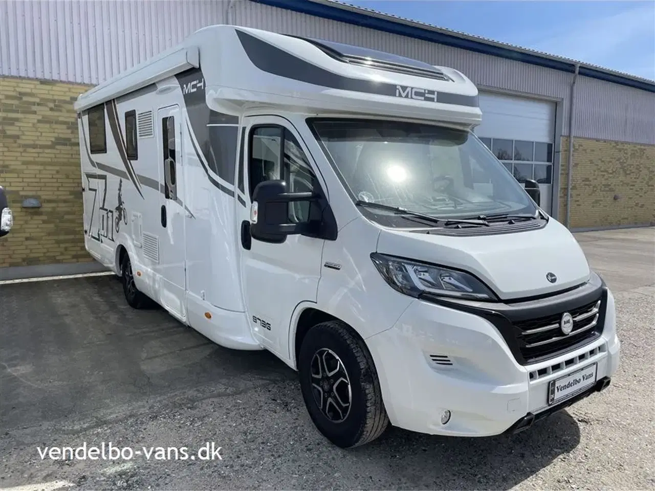 Billede 1 - 2022 - McLouis Mc4 873 G Matic   Enkeltsenge og stor garage - 9 trins automatgear - Anhængertræk