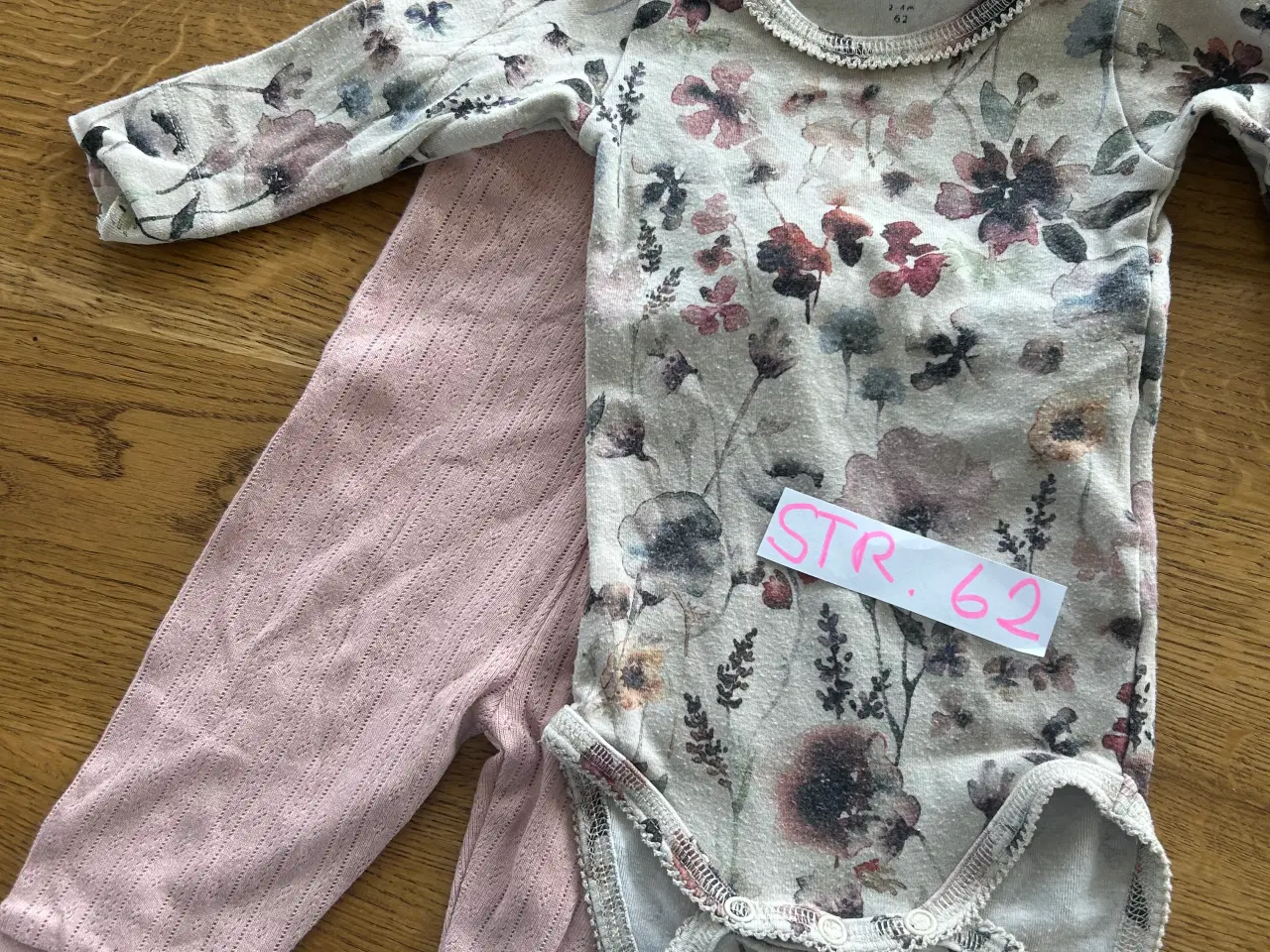 Billede 2 - Babytøj til pige str. 62