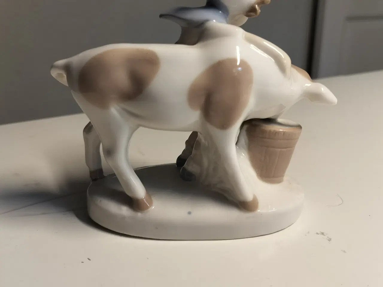 Billede 3 - Pige med kalv saksen