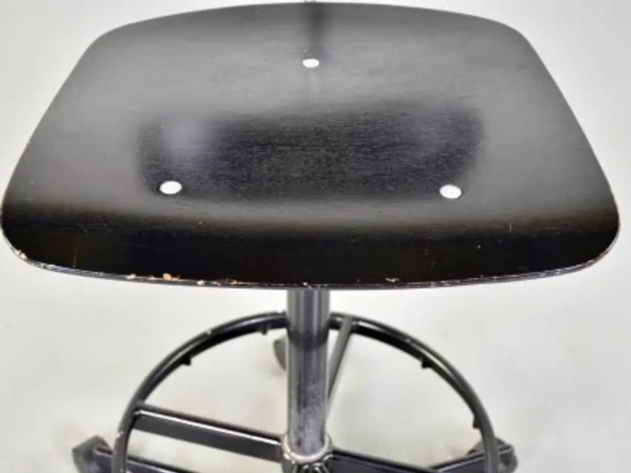 Billede 9 - Fritz hansen kevi kontorstol af træ med stel af sort metal, manuel højdejustering