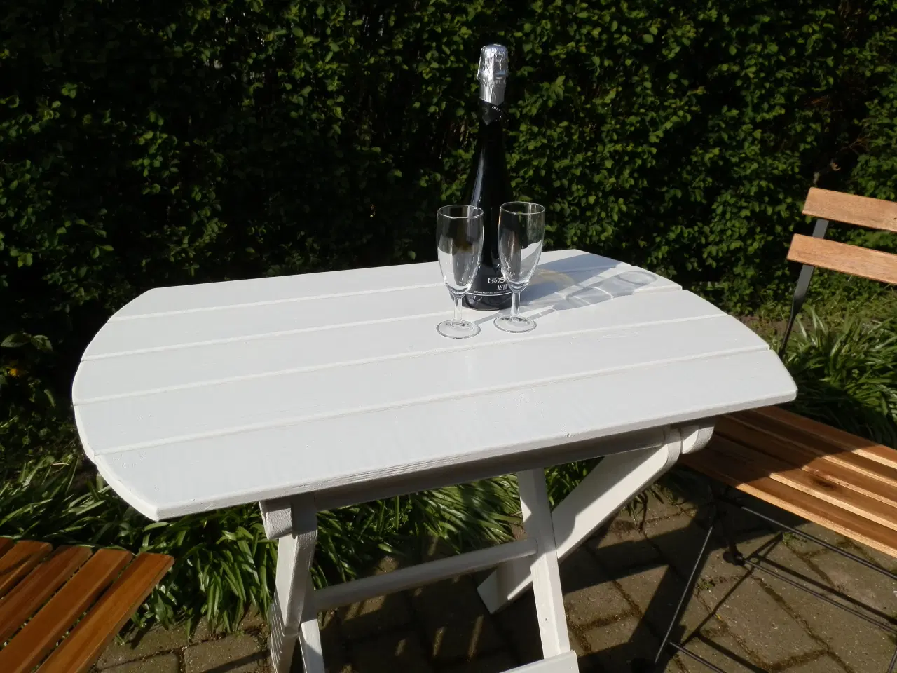 Billede 5 - Sødt lille havebord Hvidmalet og Sammenklappelig