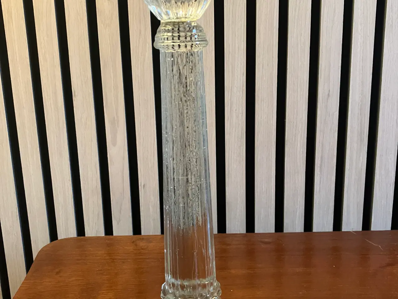 Billede 2 - Gammel lysestage i presset glas