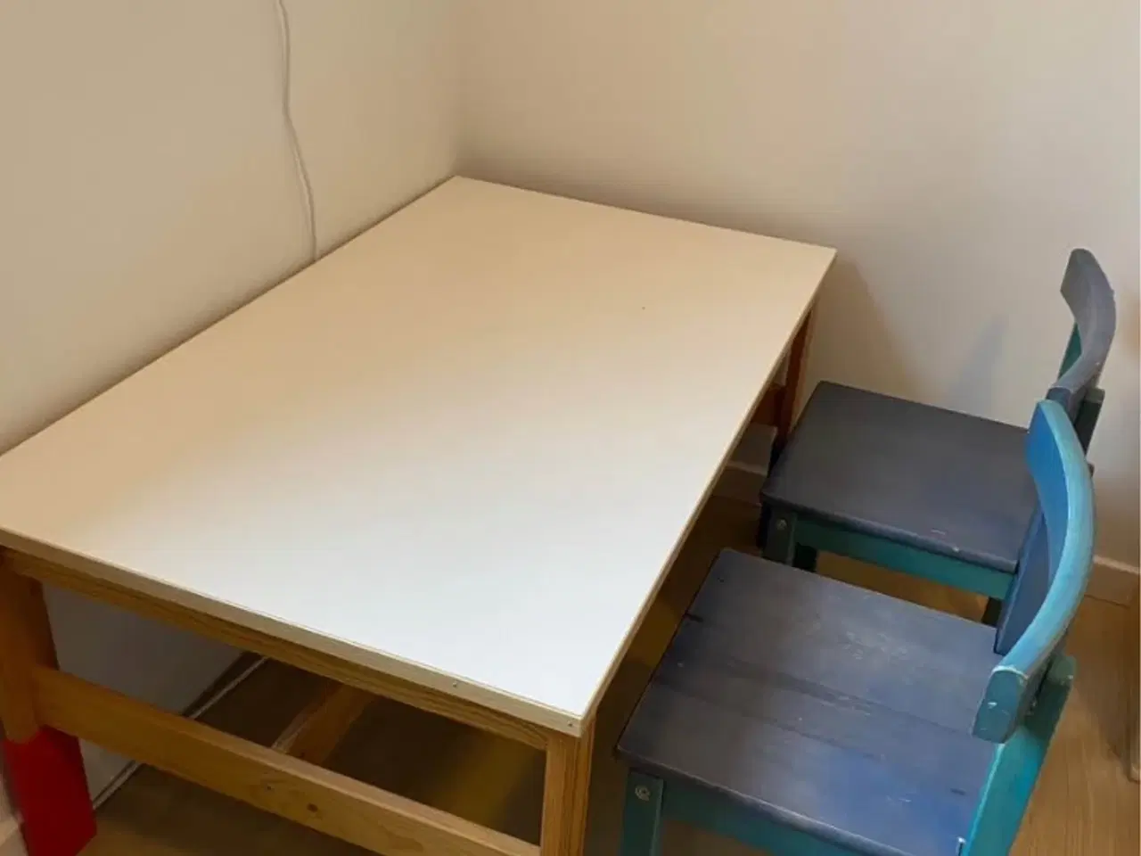 Billede 2 - Børnebord fra IKEA med 2 stole i træ