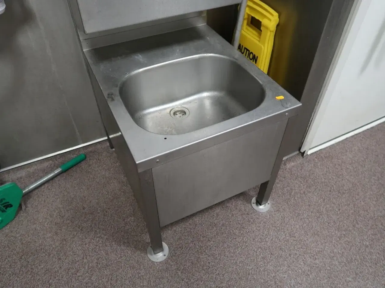 Billede 4 - Vaskestation, papirdispenser, sæbedispenser m.m.