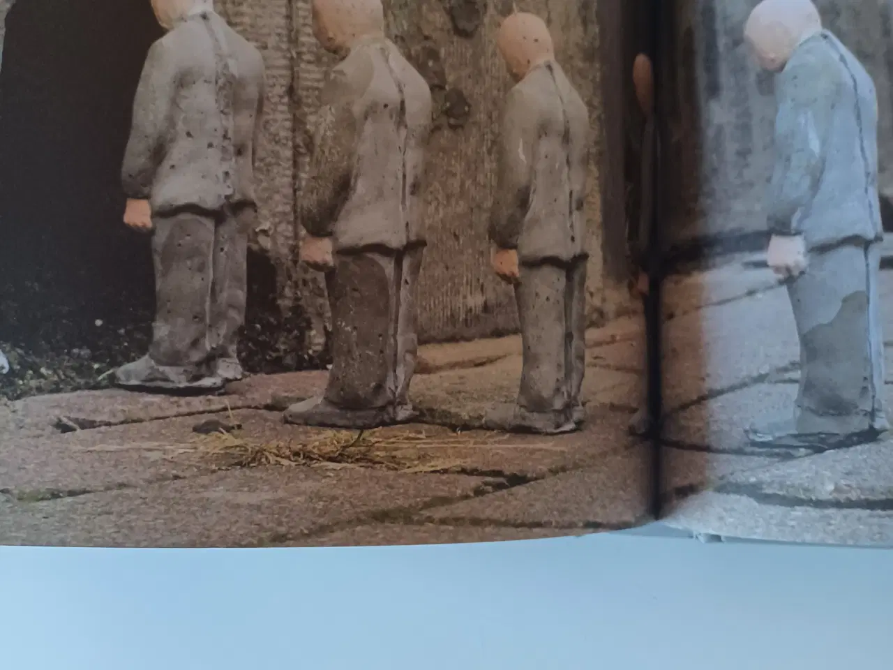 Billede 3 - Cement Eclipses af Isaac Cordal