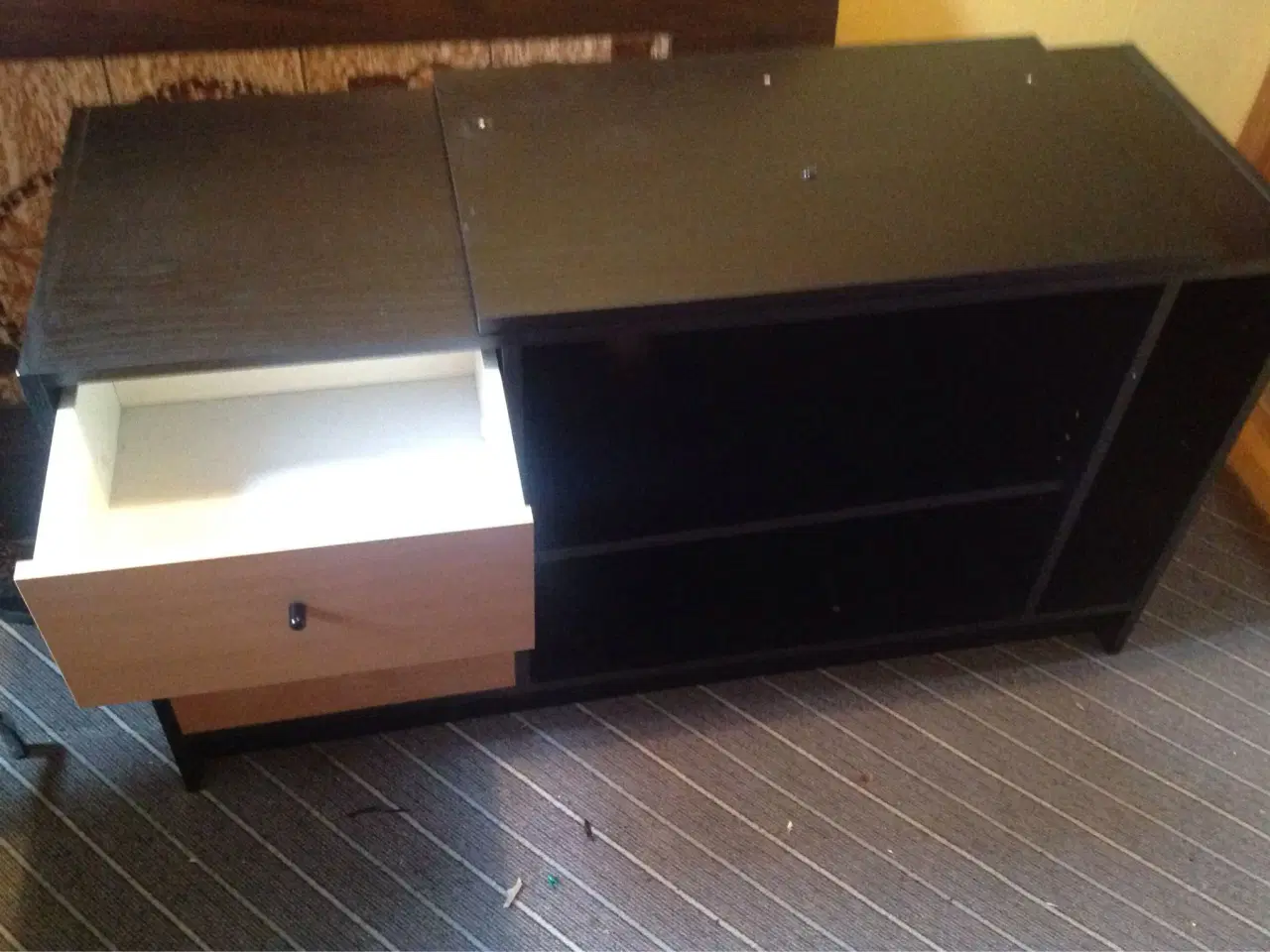 Billede 2 - Mørkt tv-bord med aftagelig drejeplade