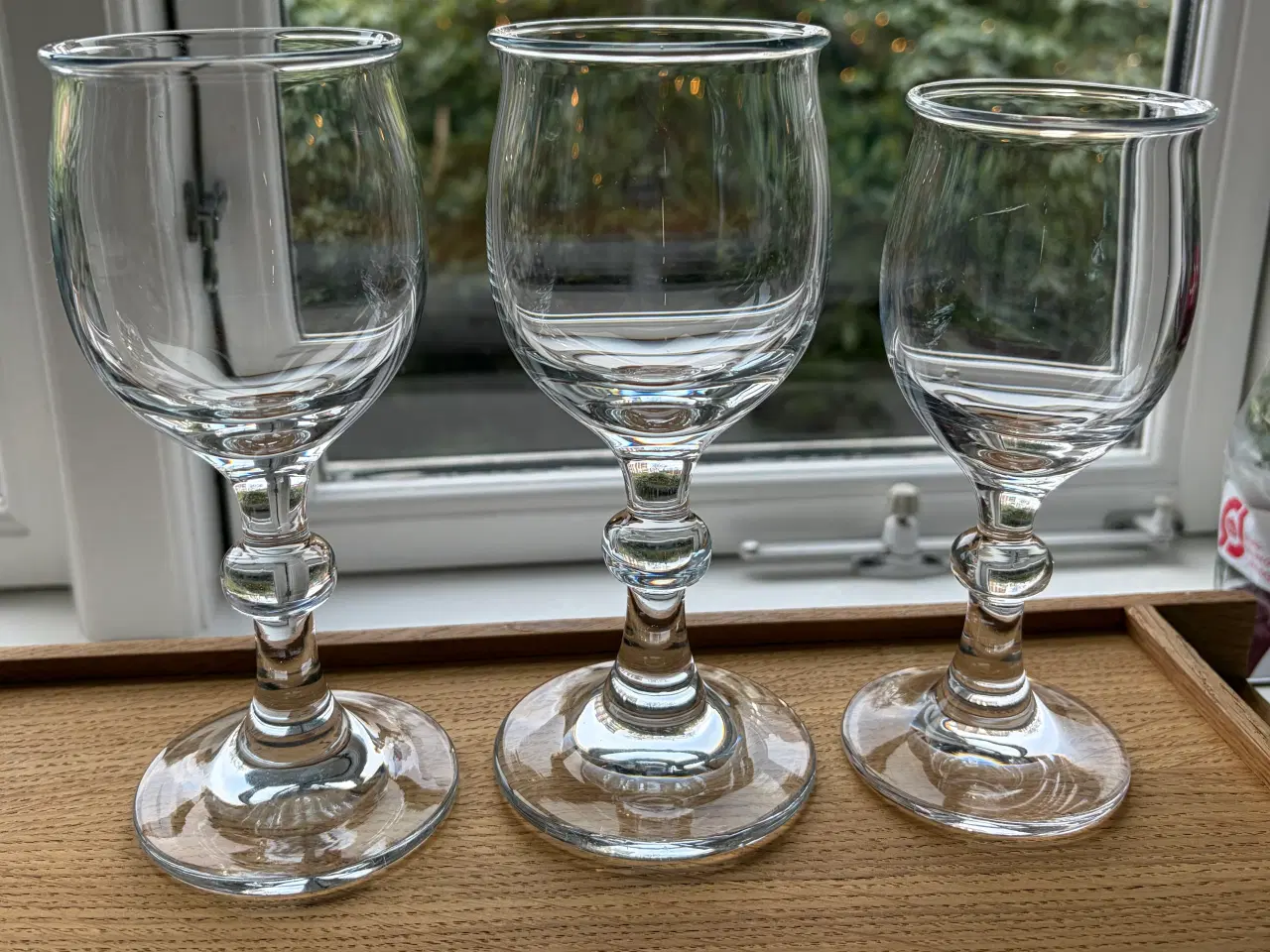 Billede 1 - ISS GLASSERVICE - Holmegaard rød  2 + hvid 1 stk. 