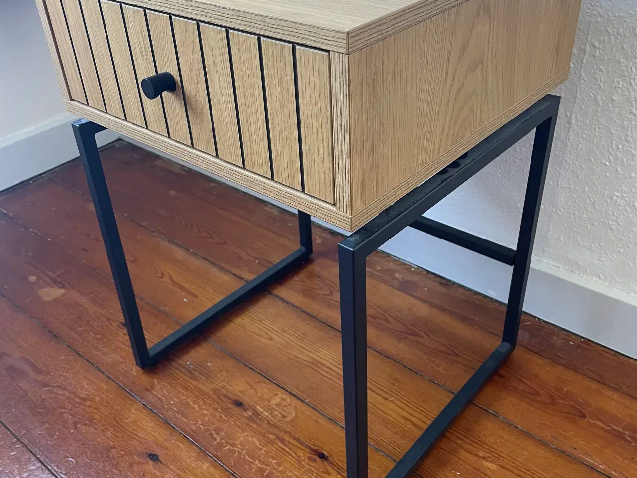 Billede 2 - Sengebord med skuffe