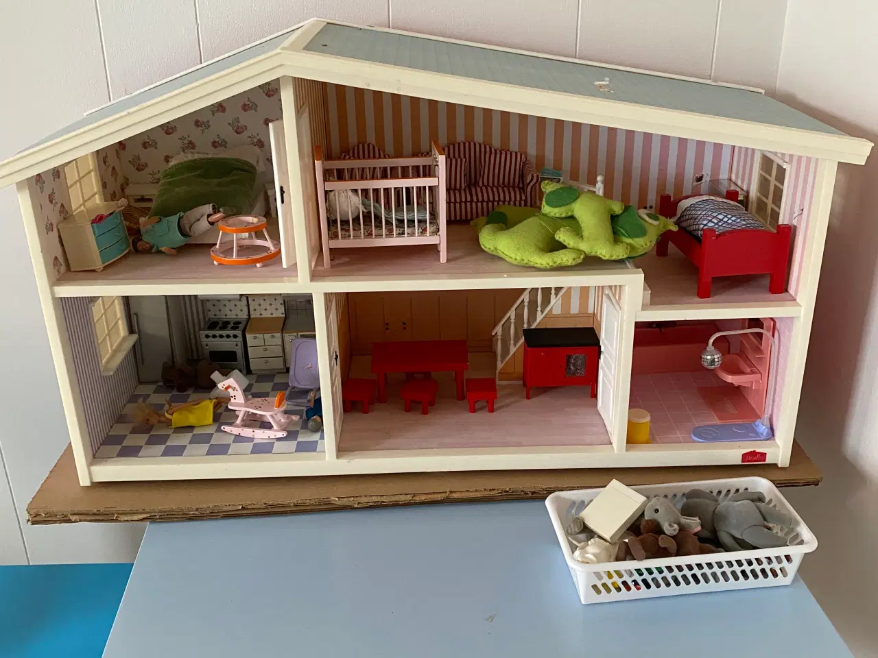 Billede 1 - Lundby dukkehus med møbler 