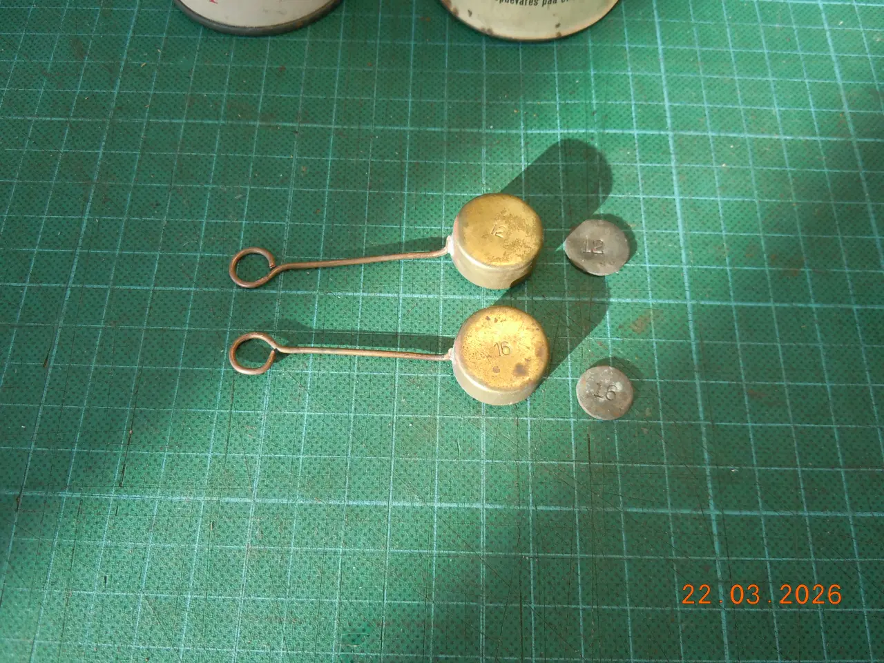 Billede 1 - Hærens Krudtværk, sæt krudtmål og vægtlodder.