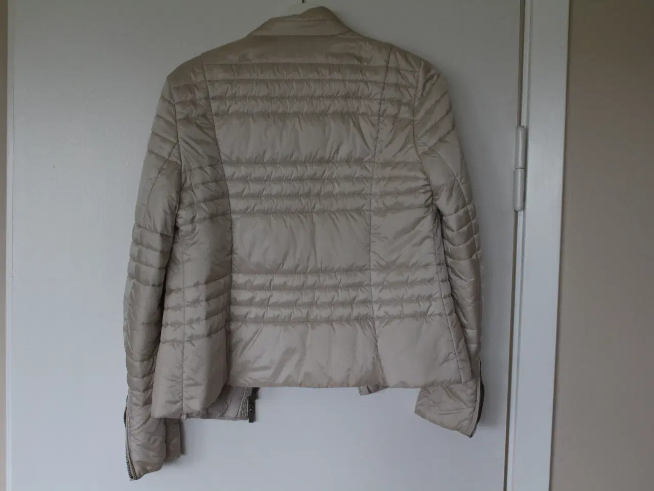 Billede 2 - Madeleine cremefarvet jakke str. 36 til salg