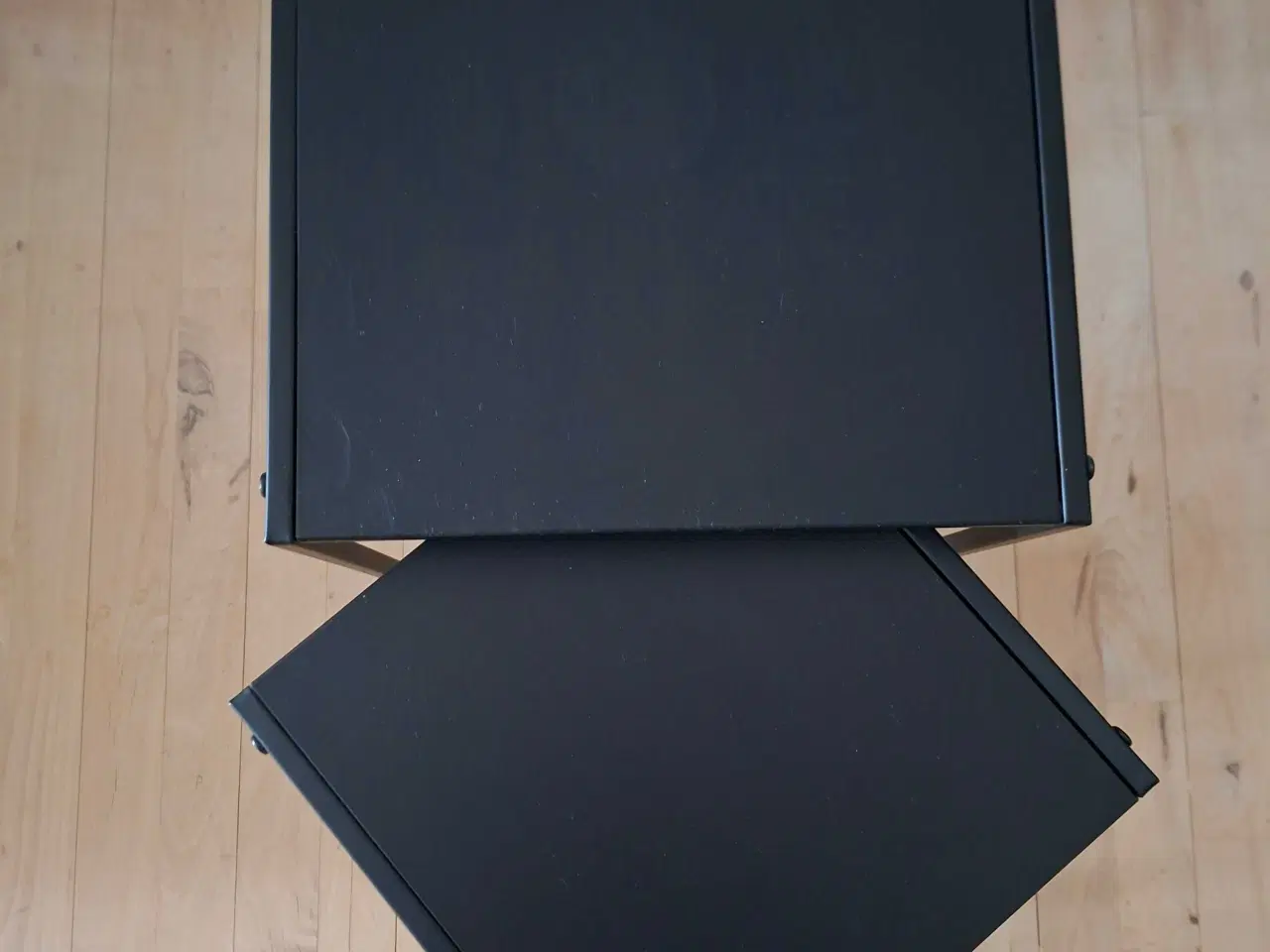 Billede 3 - Indskudsborde i sort metal