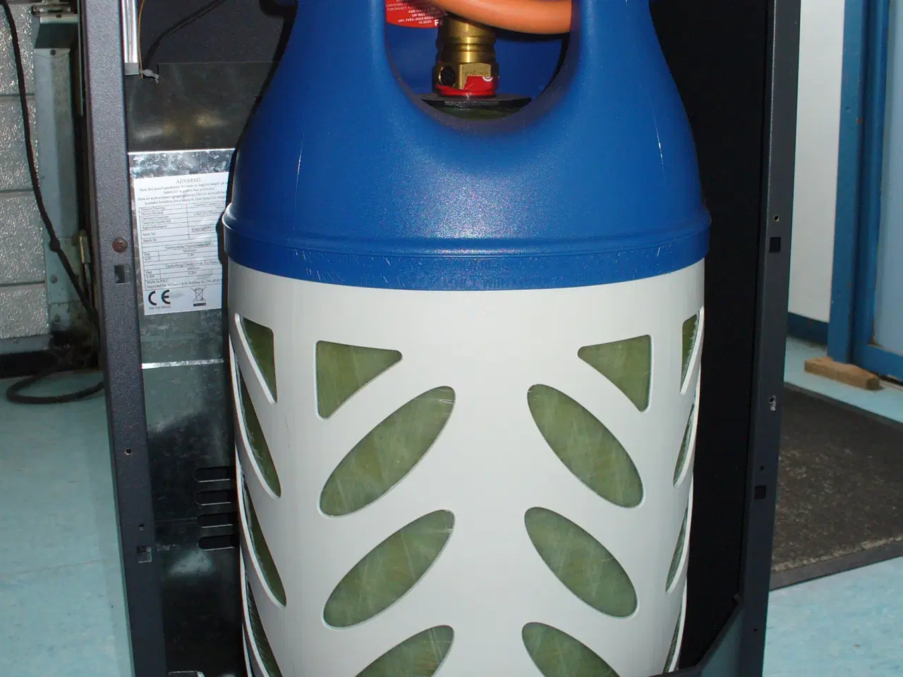 Billede 2 - Gasvarmeovn med gasflaske.