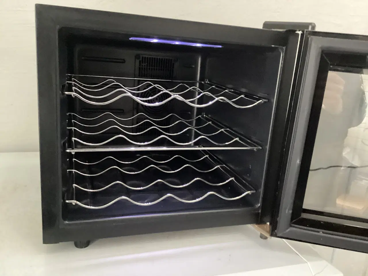 Billede 3 - Min Vin køleskab målende kan ses på billederne.