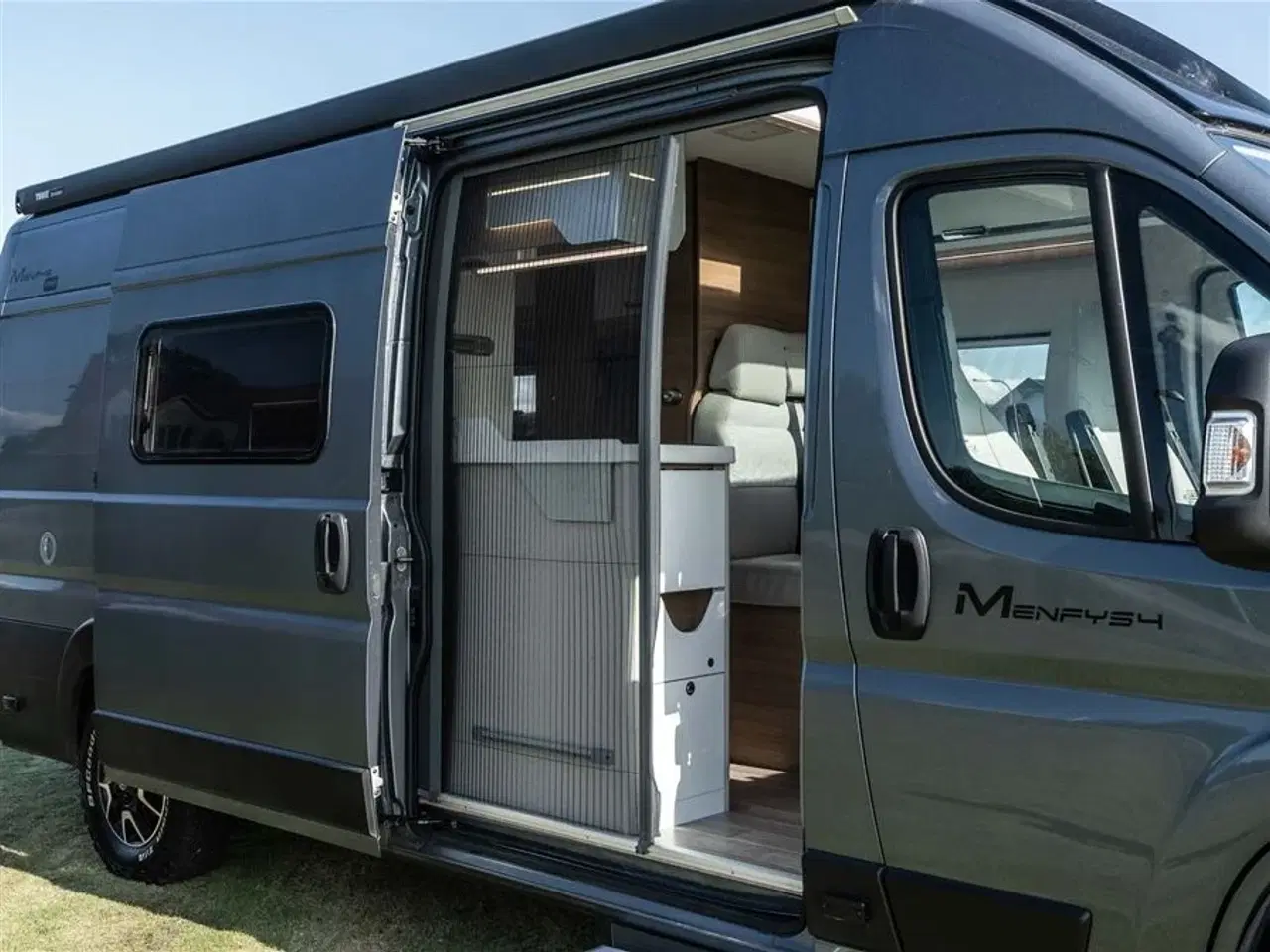 Billede 26 - 2020 - McLouis Menfys Van 04 Prestige Van med langsgående senge og fyldt med udstyr