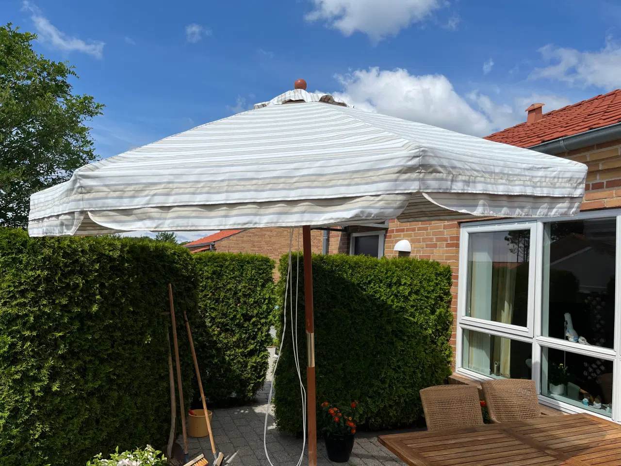 Billede 3 - Haveparasol stor 3,0 meter med stor fod