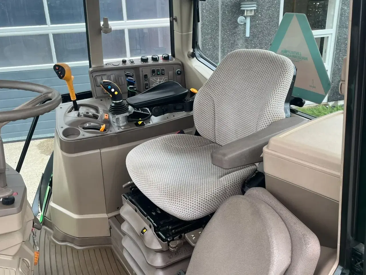 Billede 6 - John Deere 6130M med Auto Quard gearkasse og med krybe gear. I for er der frontlift og 2stk dobbeltvirkende fjernudtag