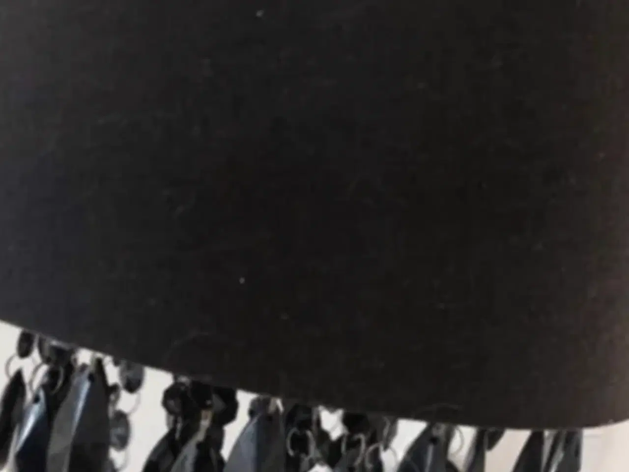 Billede 1 - Fin lampe sort og guldfarvet indvendigt 