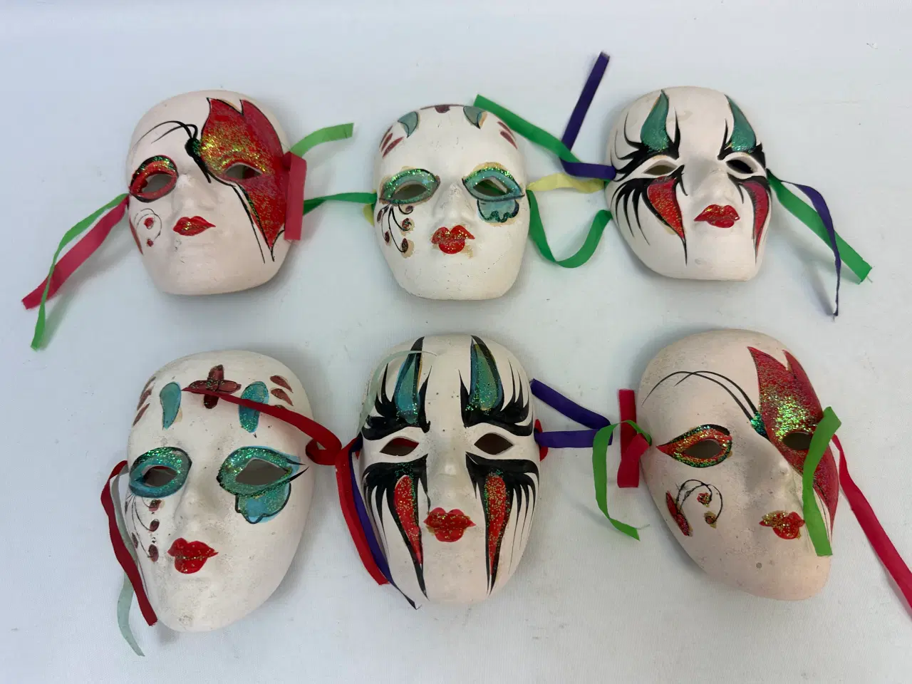 Billede 1 - 6 små masker i bemalet porcelæn