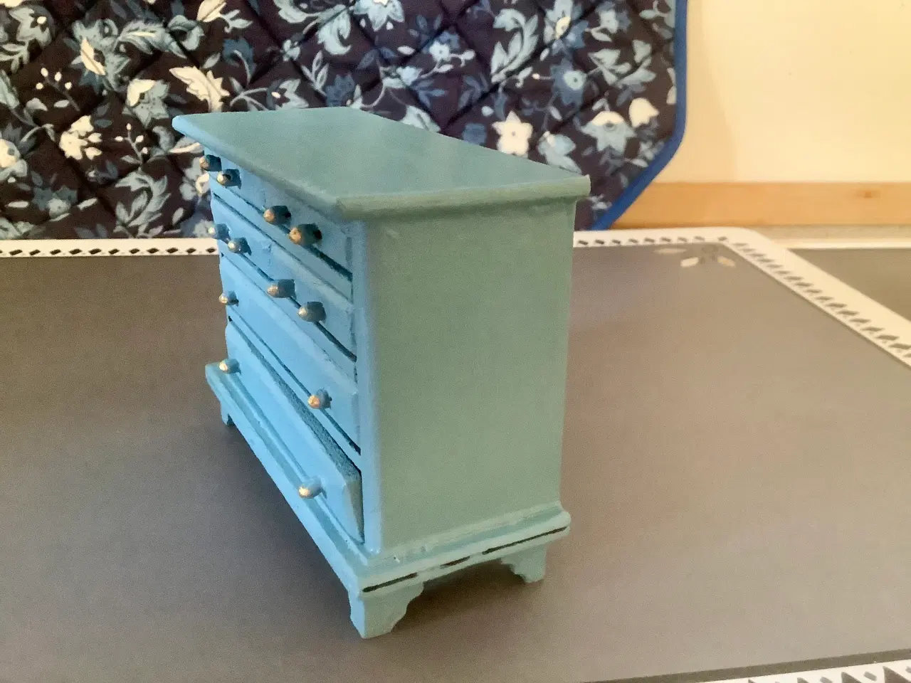 Billede 2 - Dukkehusmøbler - ældre kommode skala 1:12.