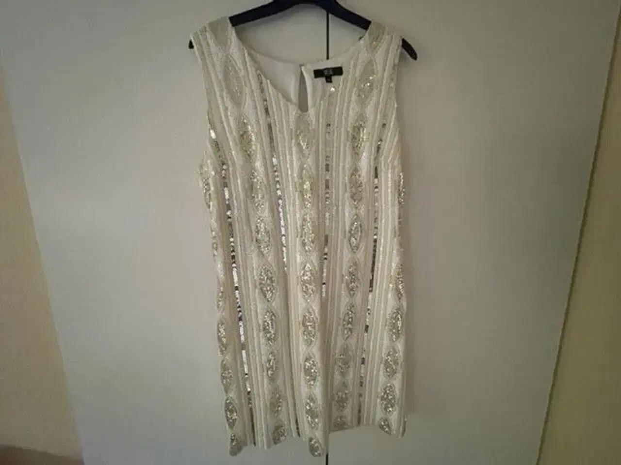 Billede 1 - Hvid kjole med palietter
