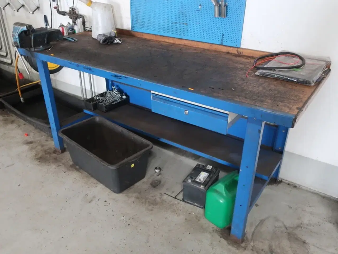 Billede 2 - Arbejdsbord samt værktøjstavle