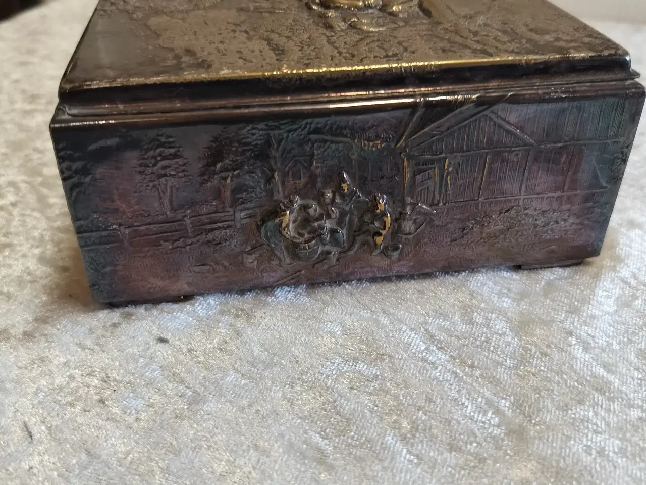 Billede 3 - Gammel skrin/smykkeskrin i metal med motiver