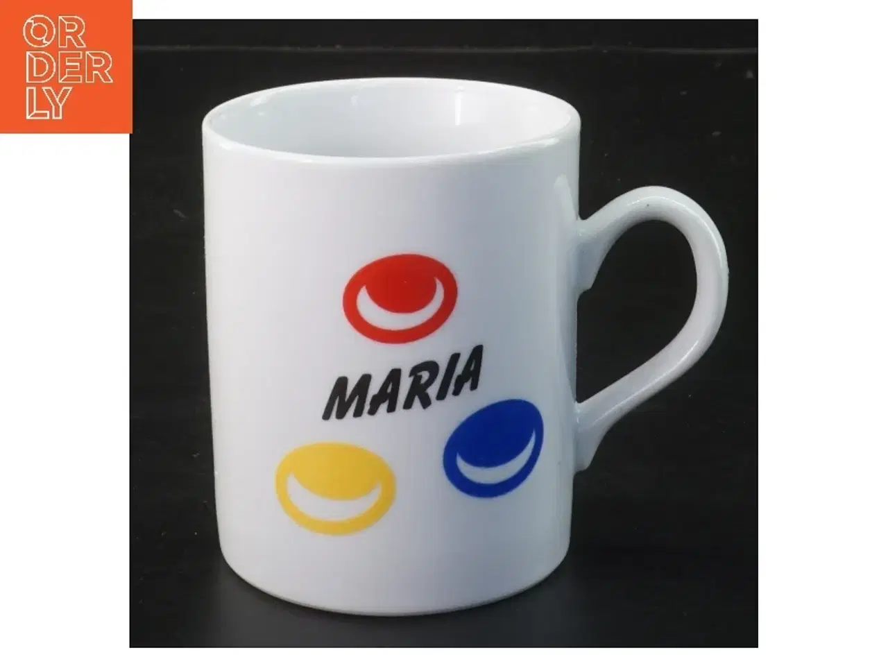 Billede 1 - Hvid porcelænskrus med farvet design og navn (str. Ø 8 cm længde 9 cm)