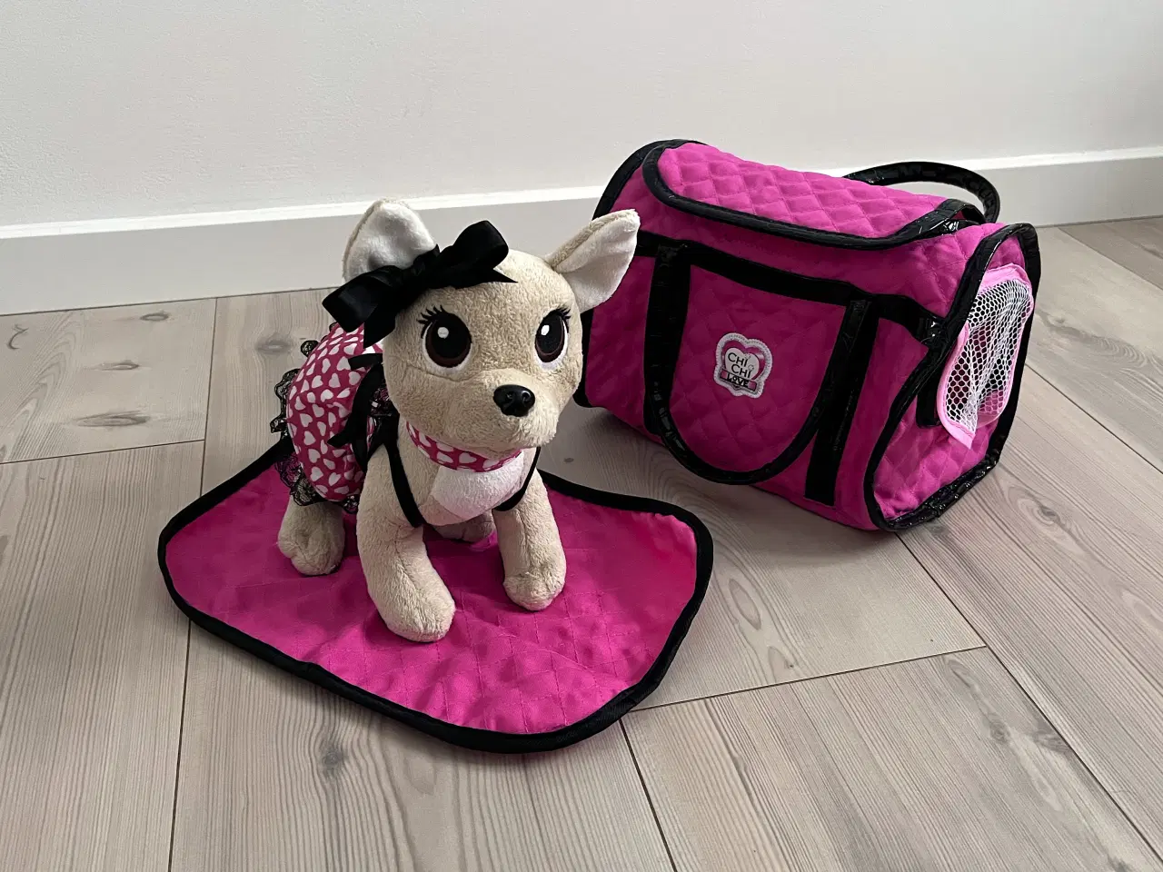 Billede 9 - Hund, Bamse + taske, + tilbehør Chichi Love Simba