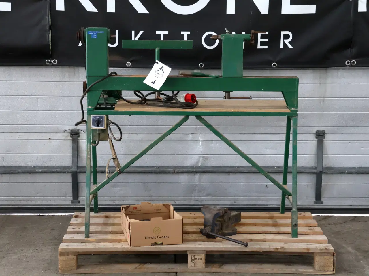 Billede 2 - Trædrejebænk m/div tilbehør og skruestik.