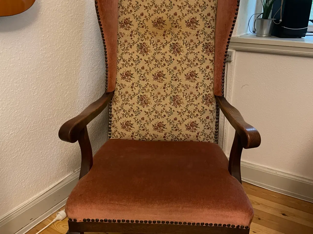 Billede 1 - Antik højrygget Øreklap lænestol og London sofa