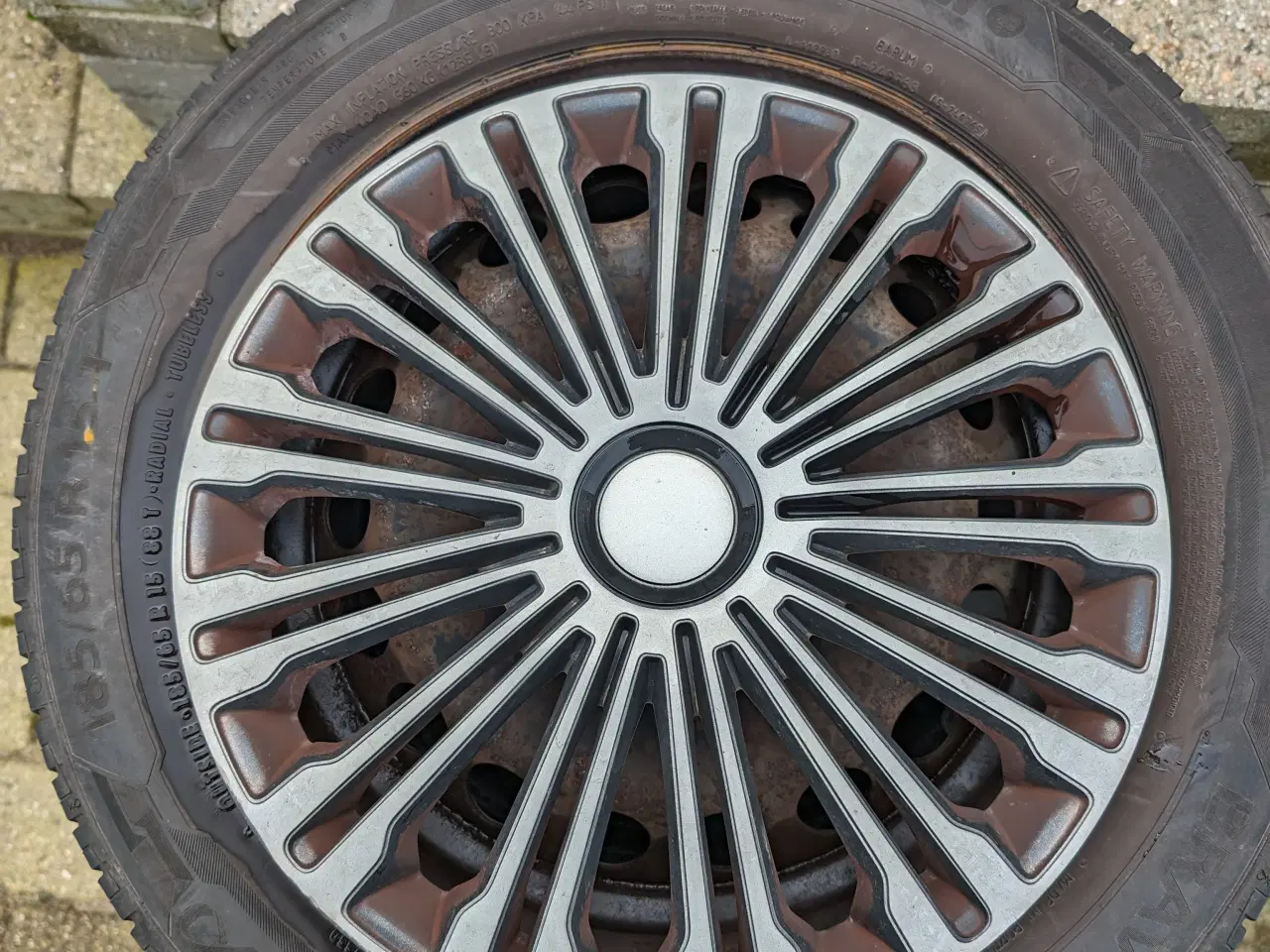 Billede 5 - Dæk + stålfælge og 2 sæt hjulkapsler