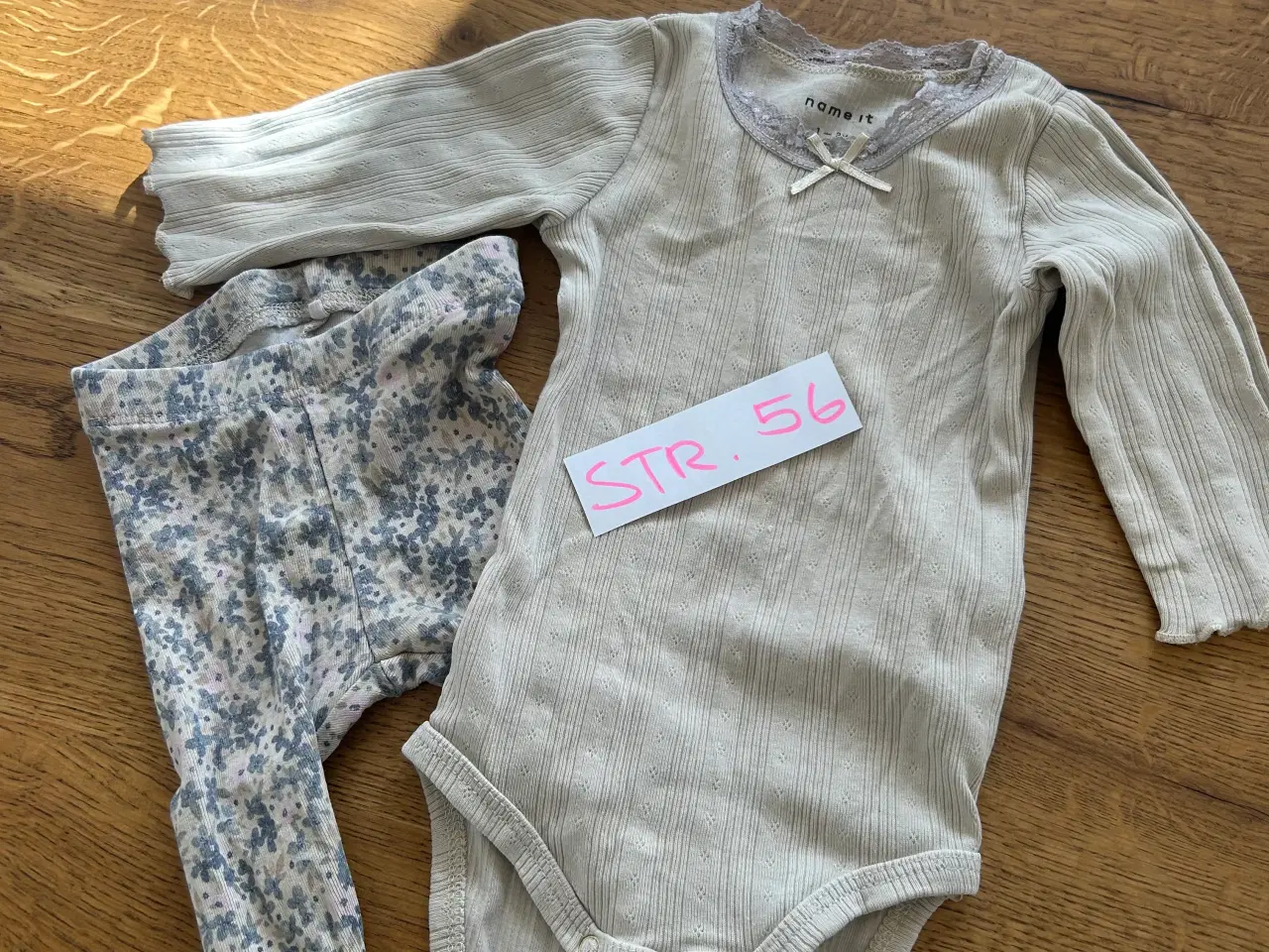 Billede 2 - Babytøj til pige str 56