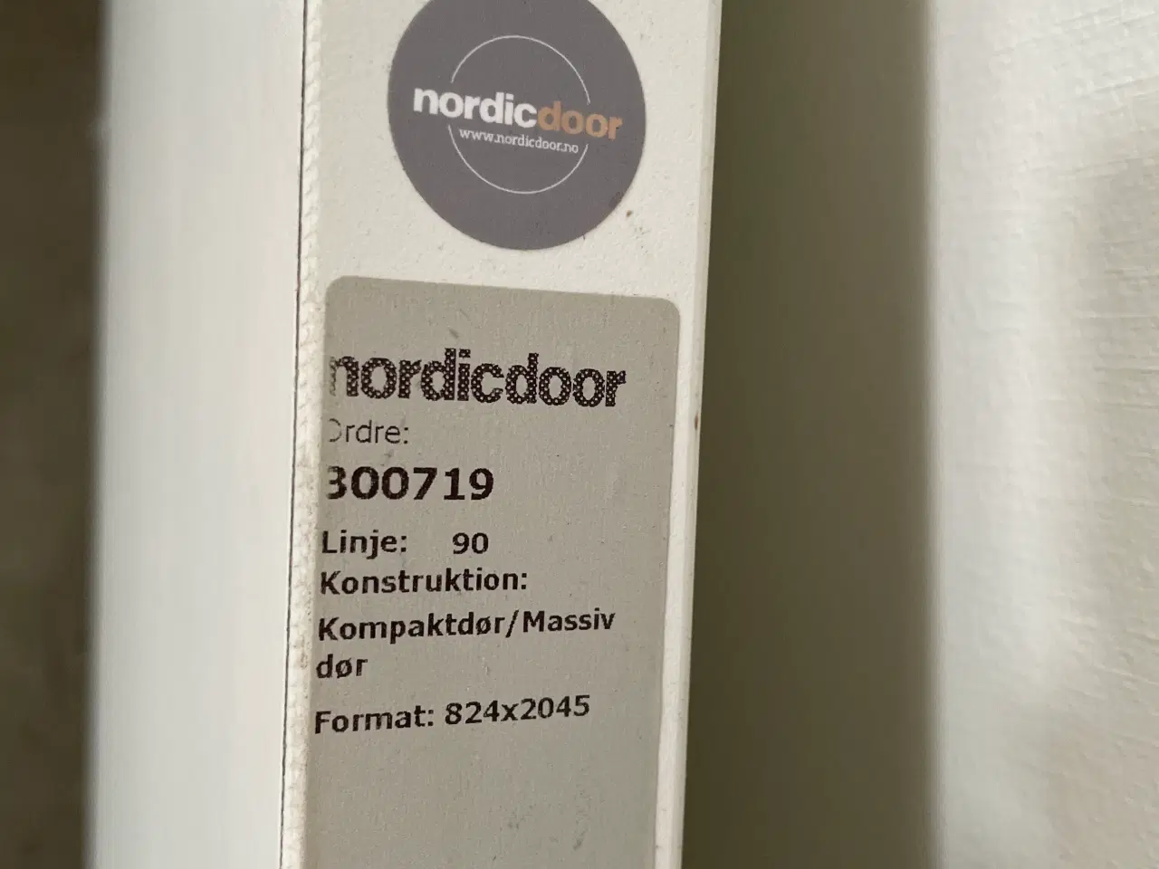 Billede 5 - Nordicdoor kompakt massiv dør, 824x40x2045mm, højrehængt, hvid