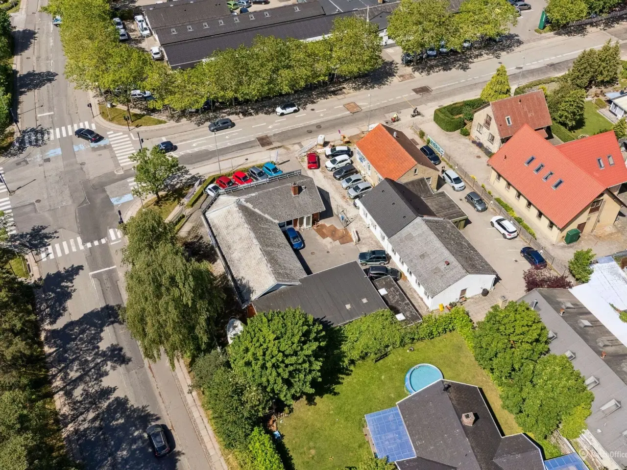 Billede 17 - 3 lejemål til lager. showroom, behandling, kontor m.m. Biladgang til lager –Skiltemulighed mod Grønnevej