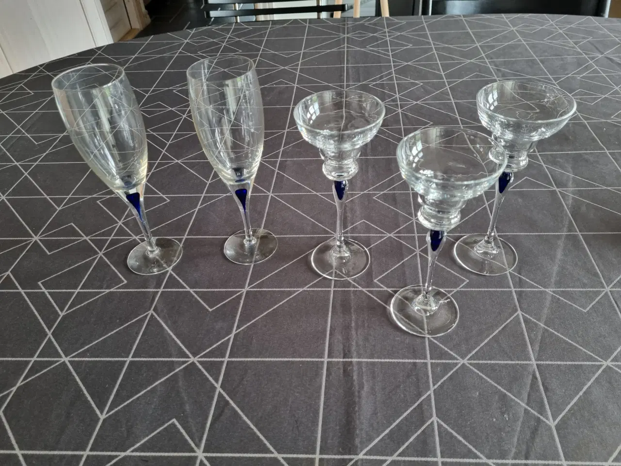 Billede 1 -  Blå dråbe! 3 stk. lysestage og 2 vinglas