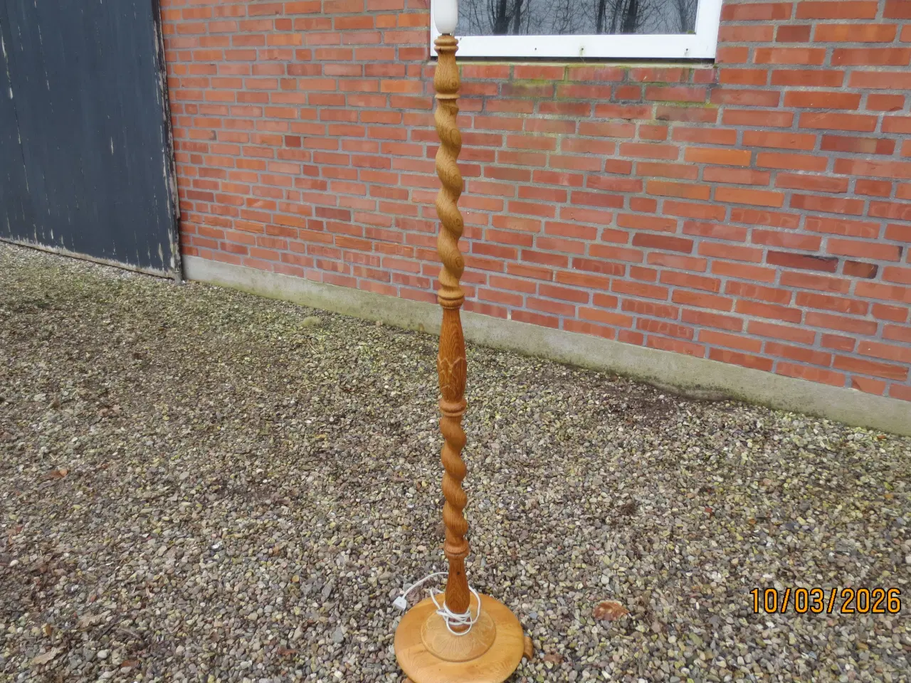 Billede 1 - 1 stk Standerlampe i Egetræ Med Udskæringer