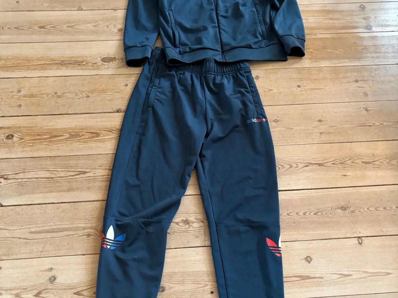 Billede 4 - Adidas træningssæt str 158