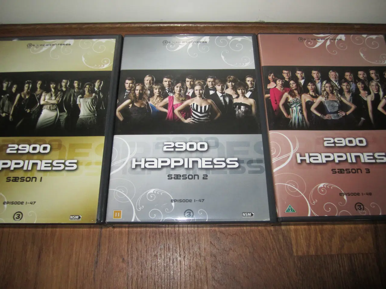 Billede 1 - 2900 HAPPINESS. SÆSON. 1.2.3.