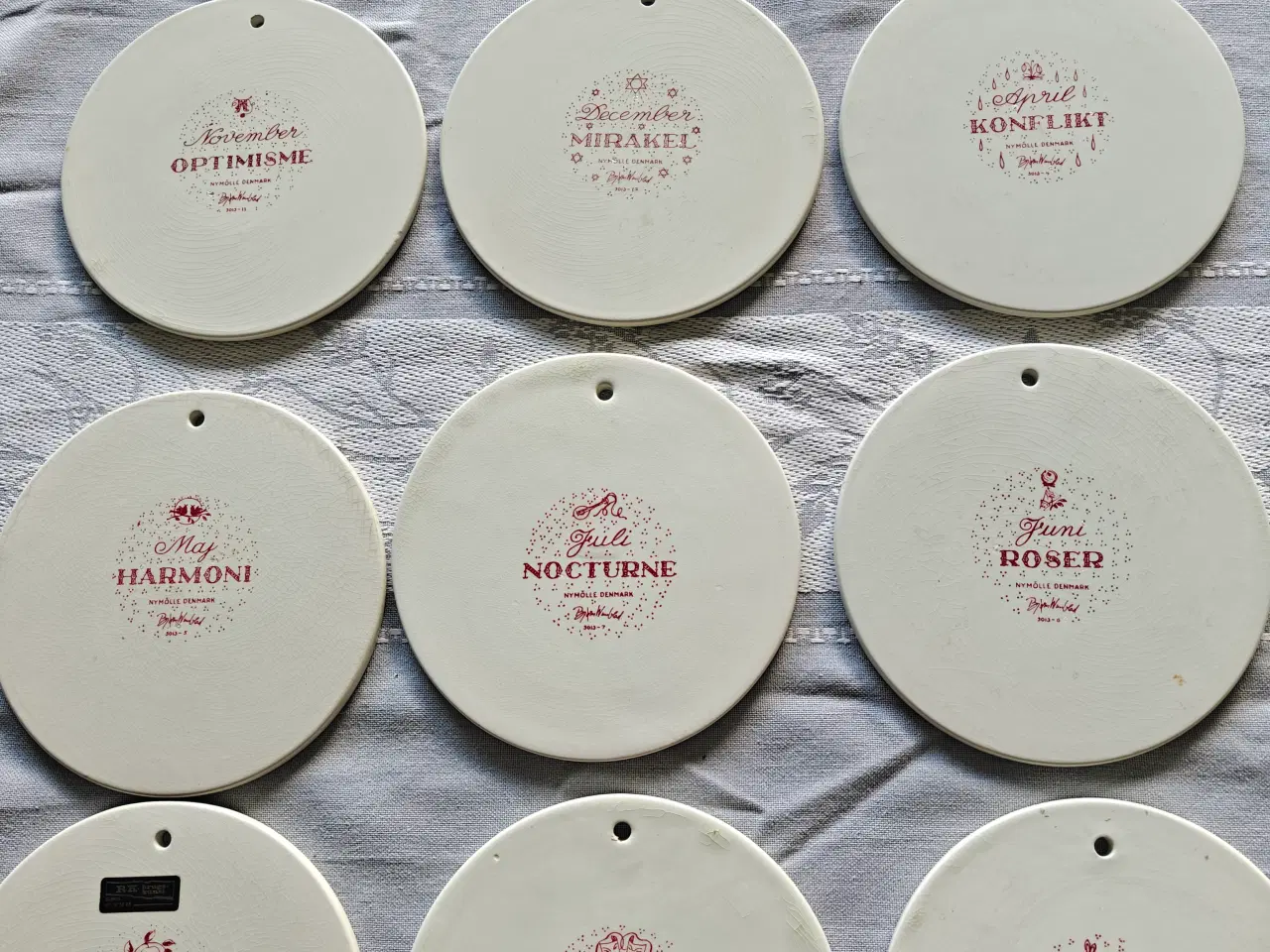 Billede 2 - Rød og hvid Bjørn Wiinblad platter 