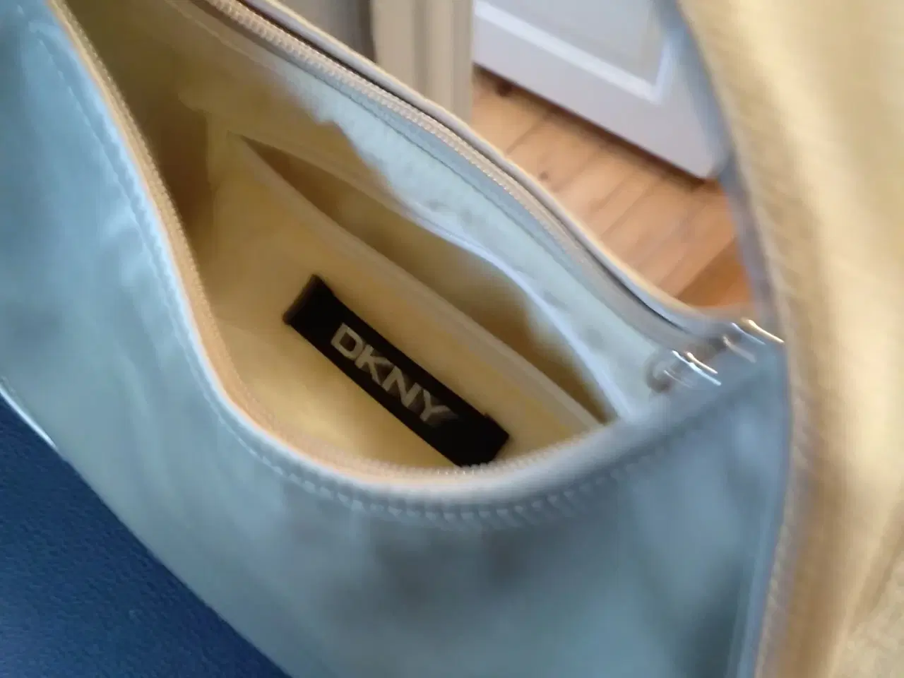 Billede 2 - DNKY lille taske aldrig brugt 