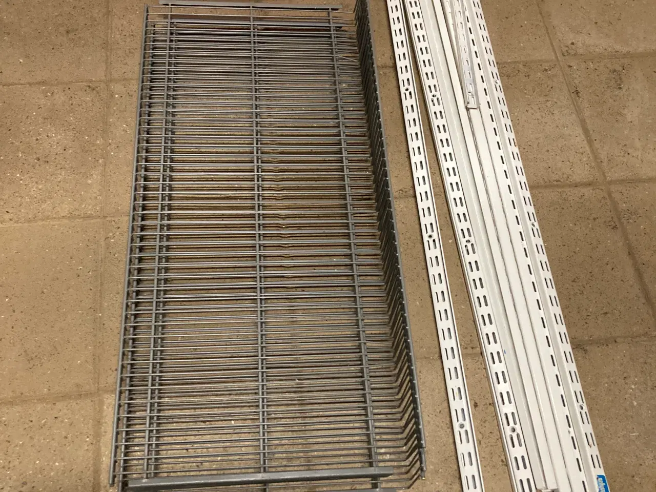 Billede 2 - Vægskinne hvid og hyldeknægt hvid