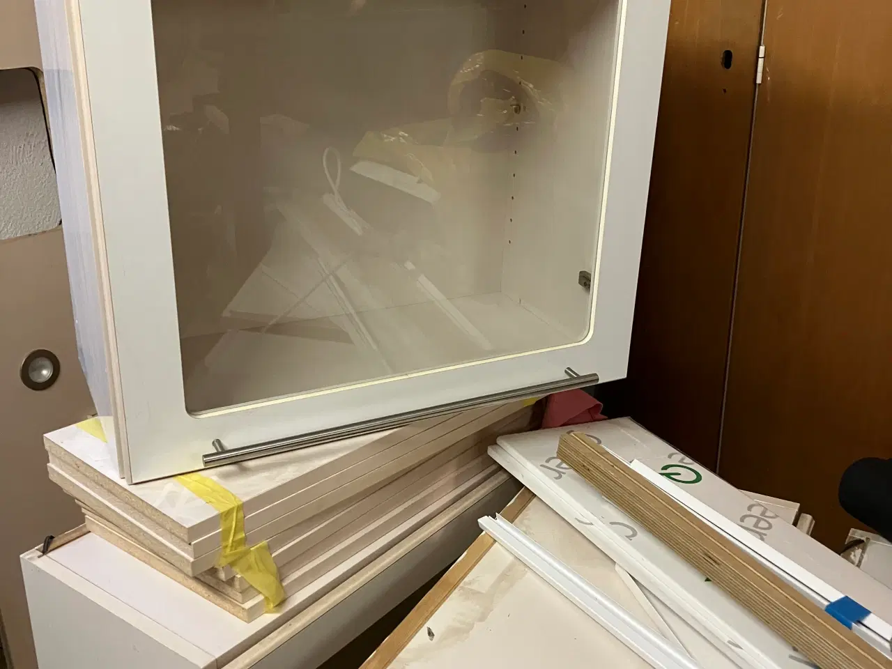 Billede 1 - Overskabe med glaslåger