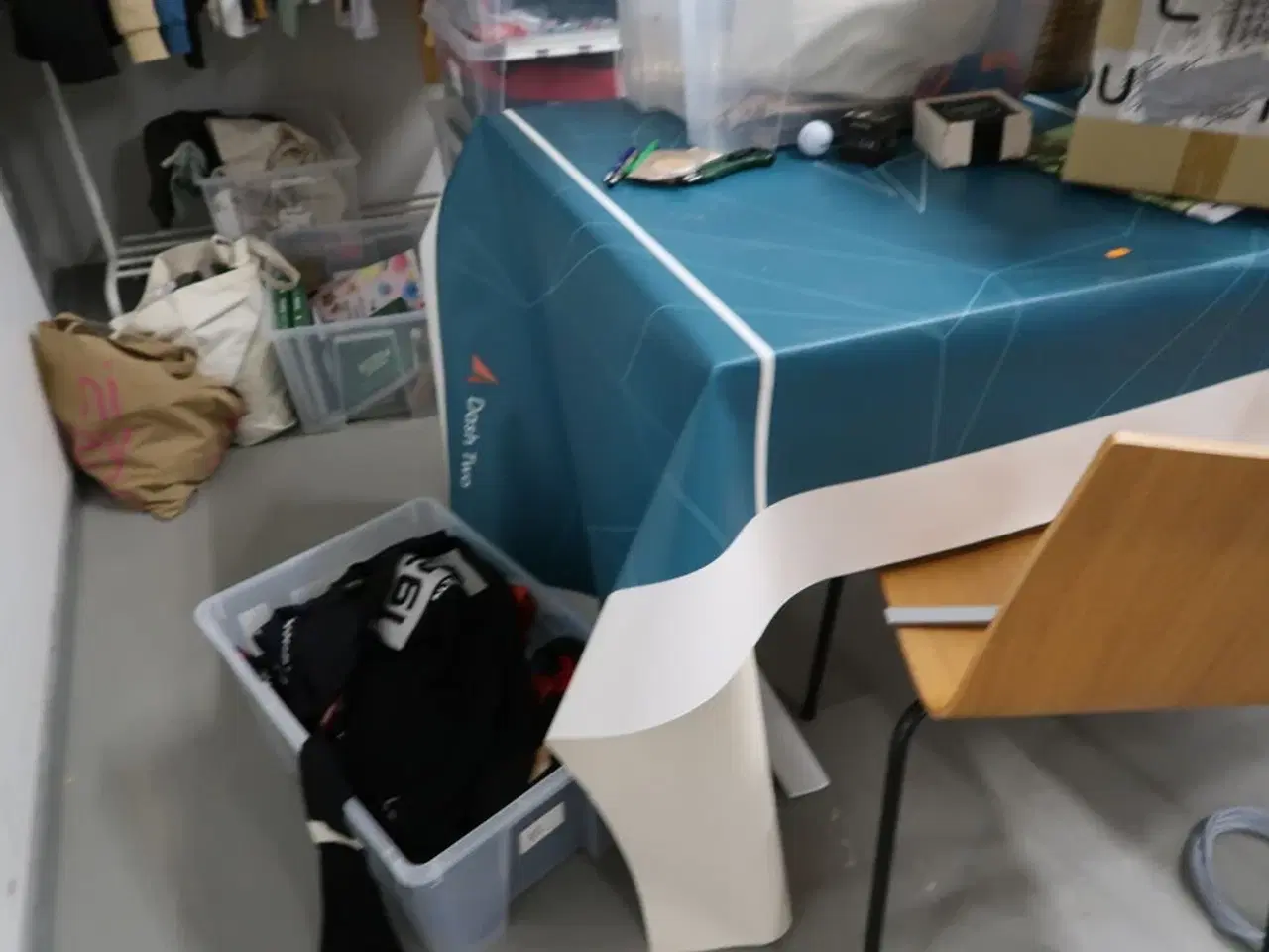 Billede 4 - Stole, borde, tøjstativer med div. Tøj m.m.