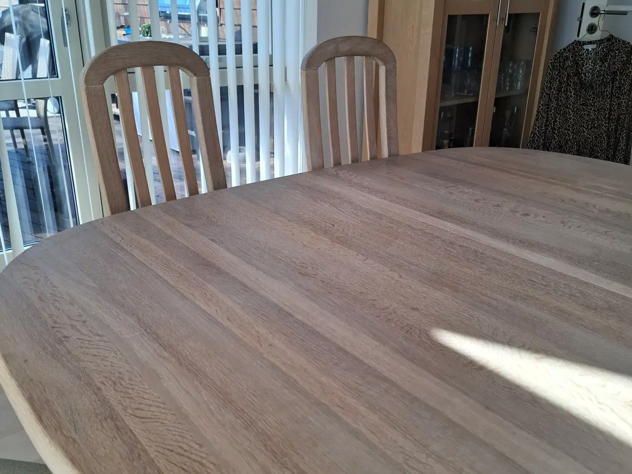 Billede 7 - Spisebord med 6 stole i massivt egetræ