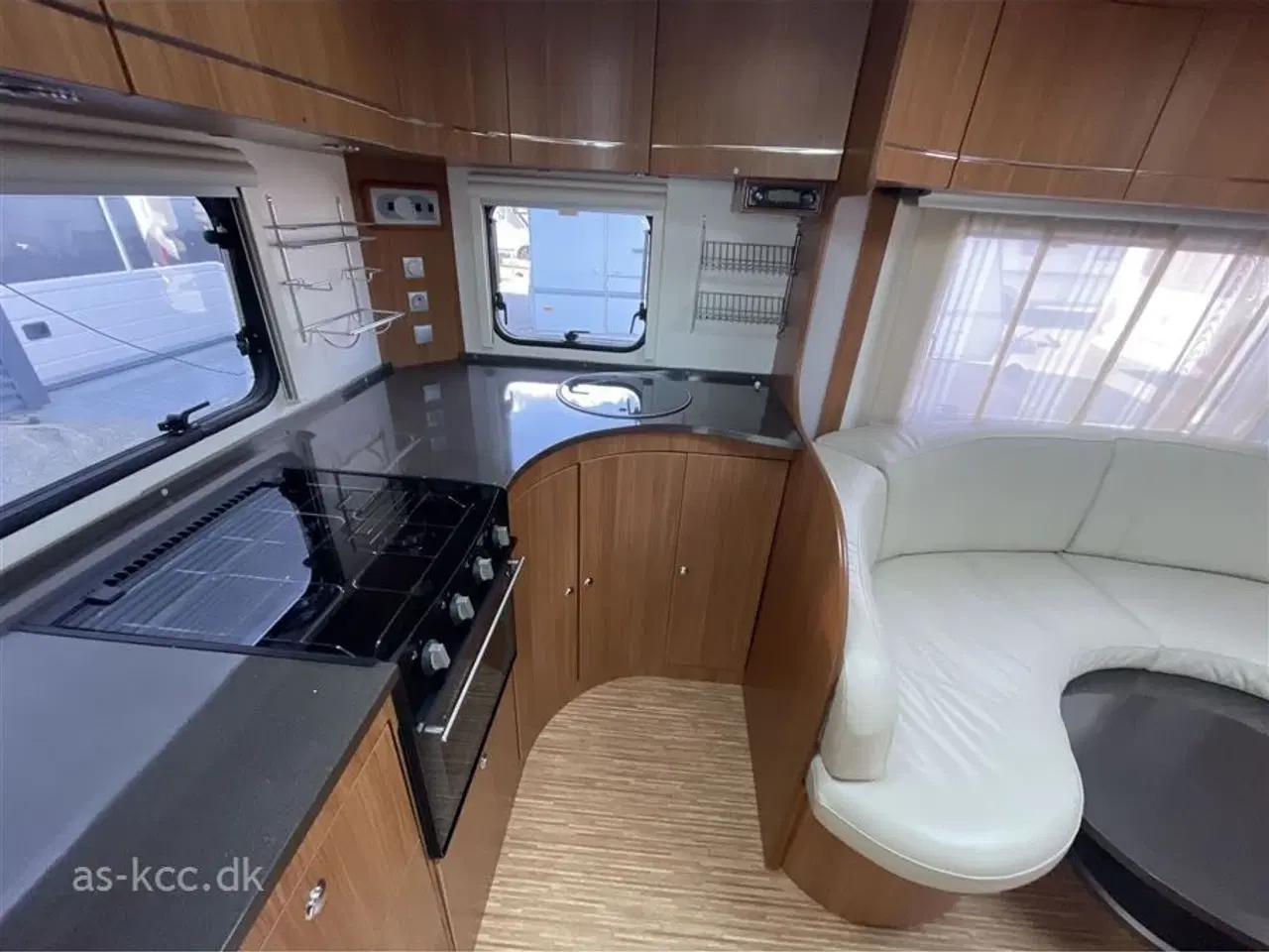 Billede 8 - 0 - Adria Adiva 553 PH   Adria Adiva 553 PH årg. 2011. Isabella Capri 2,5 m.  fortelt, mover, el-støtteben, Air Con. 4 sovepladser, 5 siddepladser