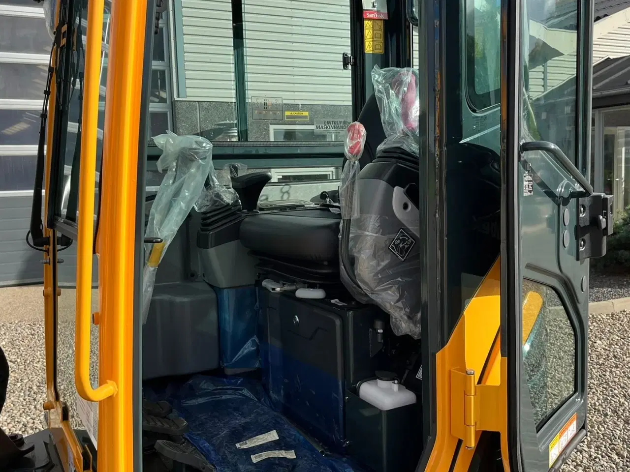 Billede 8 - Hyundai R25Z-9AK Robex med Tilt-Mann tilt skifte samt Engcon skovl. Udlejes, også med forkøbsret.