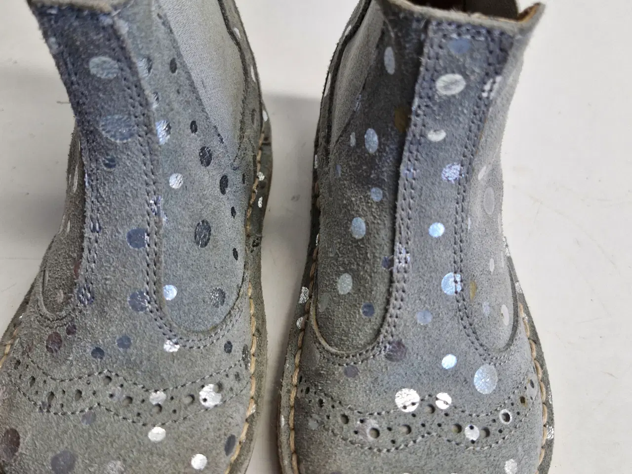 Billede 1 - FLOTTE SKINDFOREDE POM POM Støvletter str 23 .