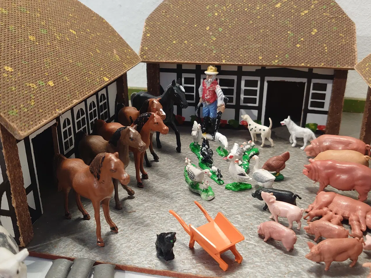 Billede 2 - Velholdt vintage træ bondegård med 45 dele.