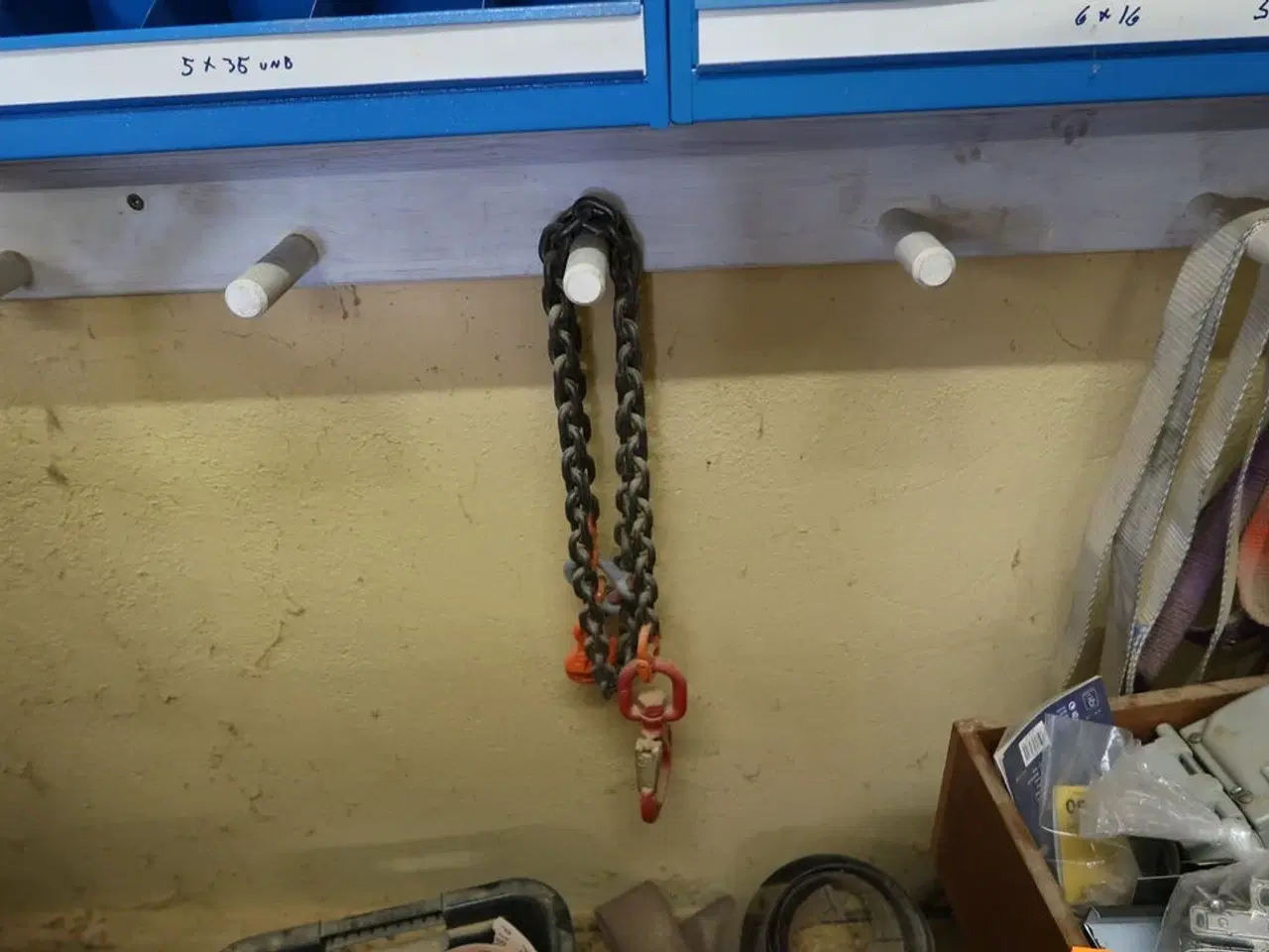 Billede 4 - Løftekrog, sandpapir m.m.